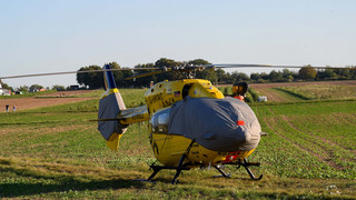 Ober-Olm: Helikopter landet wegen geplatzter Scheibe auf Feldweg