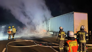 LKW-Tank geplatzt: Belag auf A 7 bei Kirchheim beschädigt