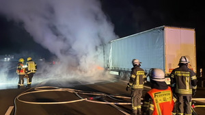 LKW-Tank geplatzt: Belag auf A 7 bei Kirchheim beschädigt