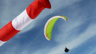 Lindenfels: Mann stürzt mit Gleitschirm ab und verletzt sich schwer