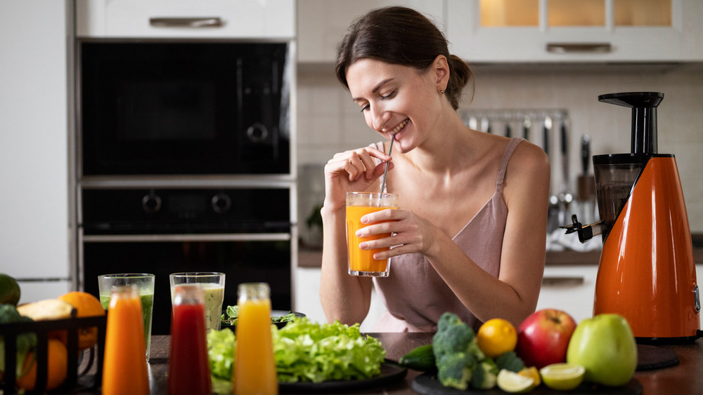 Saftkur: Eine Frau trinkt einen Saft.