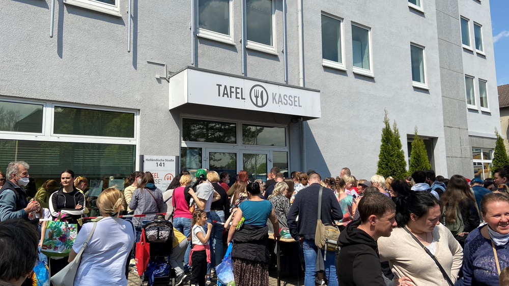 Großer Andrang bei der Tafel in Kassel: Sie öffnet immer montags nur für Ukrainer.