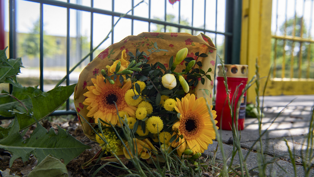 Blumen und eine Kerze erinnern an einem Zaun an den 15-Jährigen aus Berlin, der nach einer Schlägerei bei einem Fußballturnier in Frankfurt ums Leben kam.