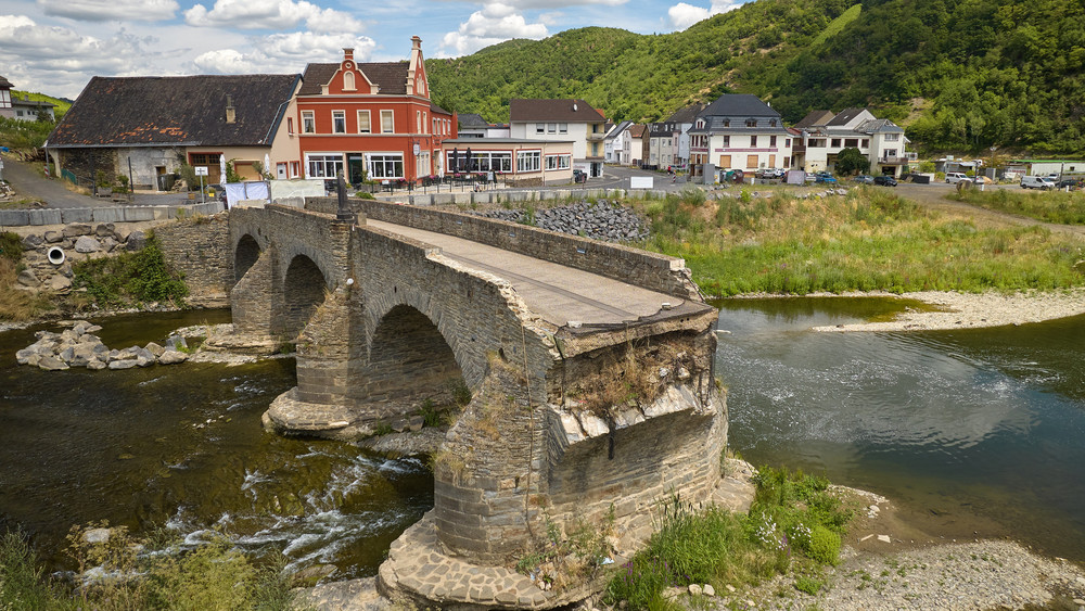 Die Reste der zerstörten Nepomukbrücke, aufgenommen zwei Jahre nach der Flutkatastrophe an der Ahr. Bei der Flut wurden laut Innenministerium 28 Brücken in Rheinland-Pfalz zerstört oder so stark beschädigt,