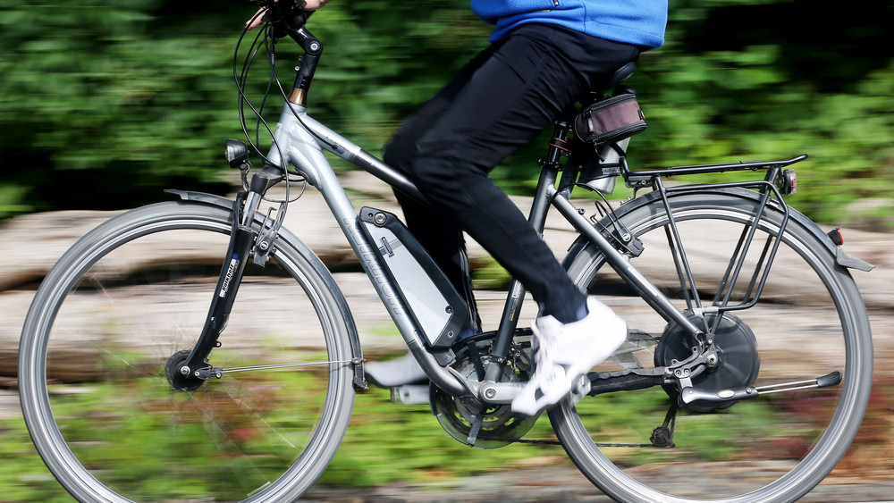 Am Sonntag (29.09.) wollen tausene Radfahrer gegen den Ausbau der A5 bei Frankfurt demonstrieren (Symbolbild).