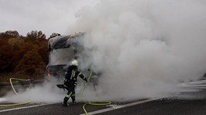 Rauchwolken steigen in die Höhe! Feuerwehr rückt zu Lkw-Brand auf A4 aus