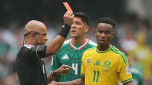 Rot-Festival gegen Südafrika: Mexiko gewinnt WM-Auftakt