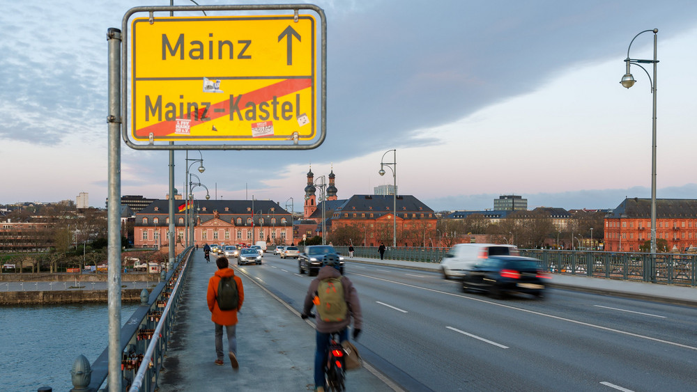 Wird für eine Metaller-Demo gesperrt: Die Theodor-Heuss-Brücke zwischen Wiesbaden und Mainz