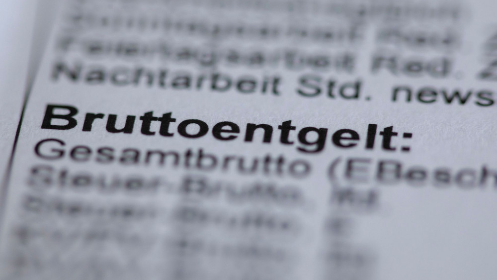 Steuerabgaben und Sozialabgaben auf einer Gehaltsabrechnung