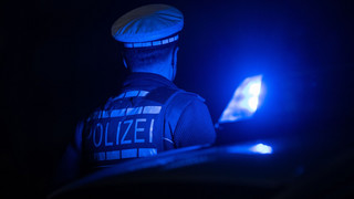 19-Jährige erfasst Mann mit Auto in Frankfurt und flüchtet