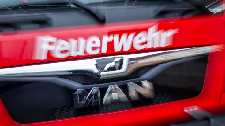 Feuer zerstört E-Autos der Post in Schwalmstadt