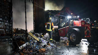 Tonnenweise Red Bull Dosen verschmoren bei LKW-Brand auf A45