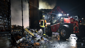 Tonnenweise Red Bull Dosen verschmoren bei LKW-Brand auf A45