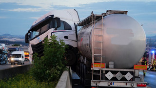 LKW kracht in Kassel in Betonleitwand: Lange Vollsperrung