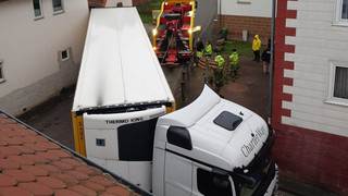Von Navi fehlgeleitet: LKW hängt in Cölbe zwischen zwei Häusern fest