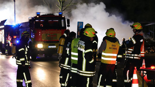 Bad Camberg: LKW steht in Flammen - Fahrer rettet sich