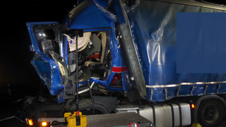 LKW-Fahrer bei Auffahrunfall auf A7 bei Kassel eingeklemmt