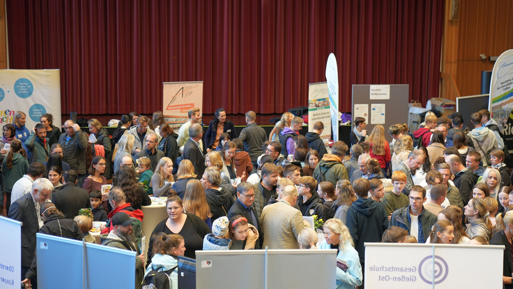 700 Menschen in der vollen Konkresshalle Gießen bei der Schulmesse 2023. Die Übergänge von einer Schule zur anderen oder in eine Ausbildung werfen viele Fragen auf.