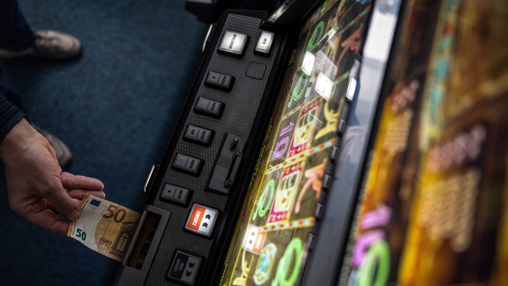 Bei einer Untersuchung von Bars in Mörfelden-Walldorf sind illegale Spielautomaten entdeckt worden (Symbolbild).  