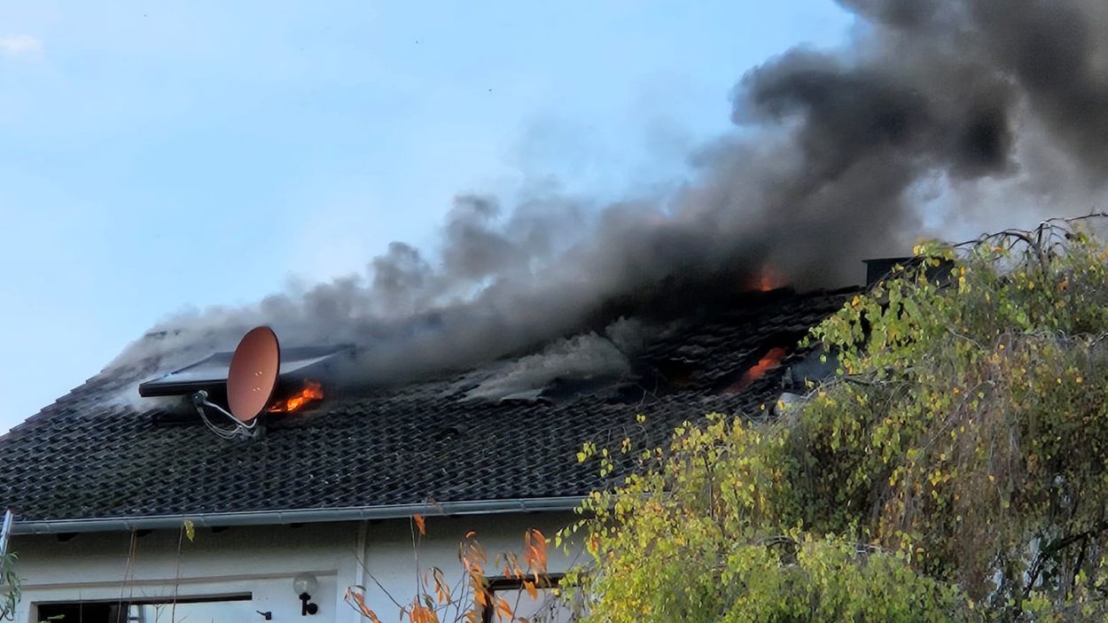 Dachstuhl in Flammen: Wohnhausbrand in Wolfhagen