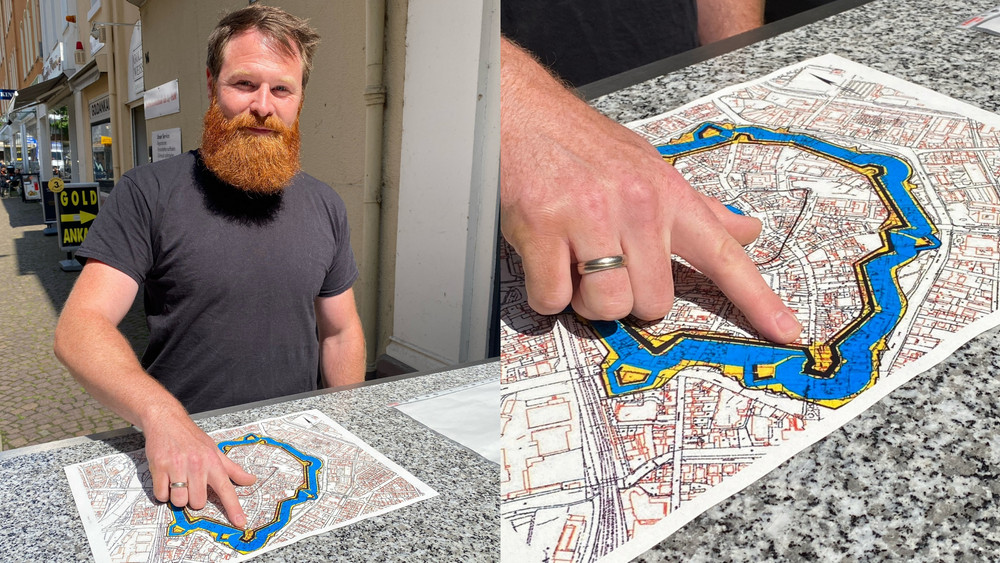 Stadtarchäologe Björn Keiner zeigt auf einer Karte, wo sich der Fund befindet.