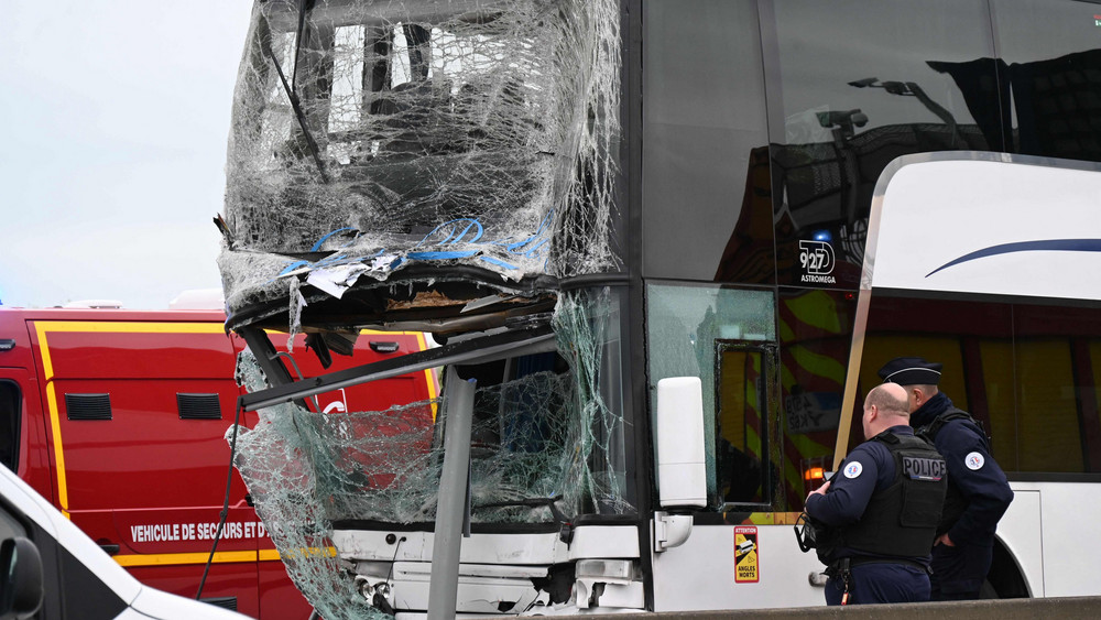 Eine zerstörte Busfront. Bei einem Busunfall in der Nähe von Calais waren nach Angaben der französischen Polizei keine Schüler aus Frankfurt beteiligt.