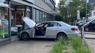Königstein: Auto fährt in Drogerie - Eine Person leicht verletzt