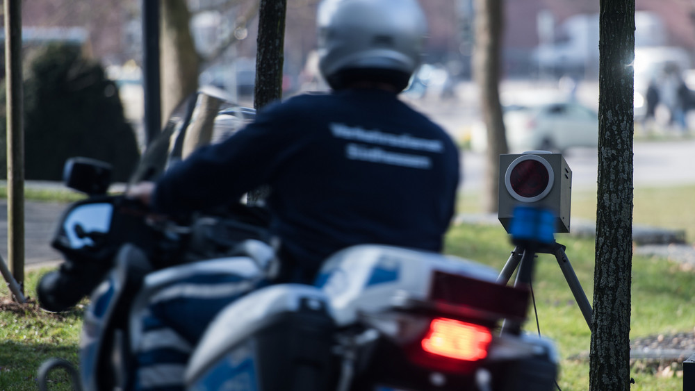 Der Motorradfahrer ließ sich absichtlich blitzen. Er war überzeugt davon, dass man ihn nicht erwischen würde.