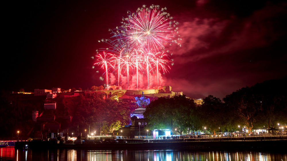 Das Abschlussfeuerwerk von Rhein in Flammen wird in Koblenz von der Festung Ehrenbreitstein aus abgeschossen