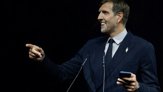 Teleprompter versagt: Nowitzki gerät bei Rede ins Schwitzen