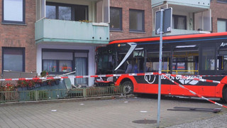 Bus fährt in Hauswand: Rund 20 Kinder waren an Bord