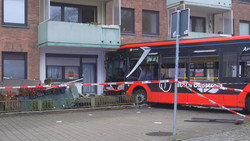 Bus fährt in Hauswand: Rund 20 Kinder waren an Bord