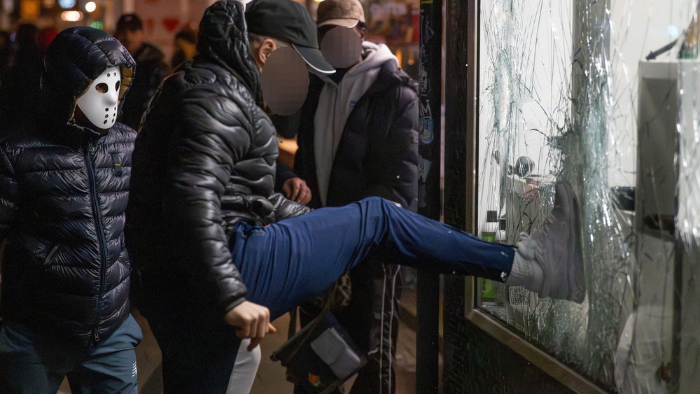 Randalierer schlagen Schaufenster in Frankfurt ein