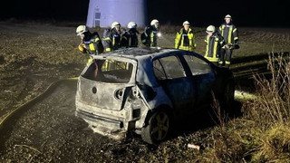 Willebadessen: Jugendliche fackeln eigenes Auto mit Feuerwerk ab