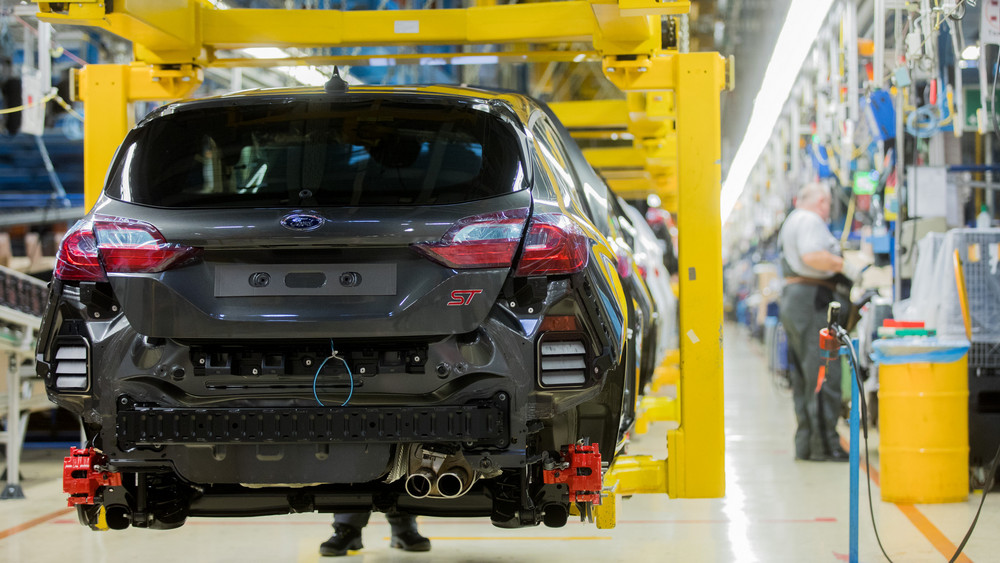 Mitarbeiter von Ford arbeiten in einer Produktionshalle für den Fiesta. 