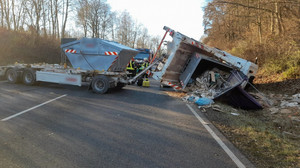 LKW bei Bebra-Asmushausen umgekippt, Fahrer verletzt