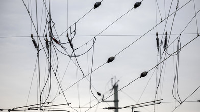 Egelsbach: Kleinflugzeug fliegt in Bahn-Oberleitung