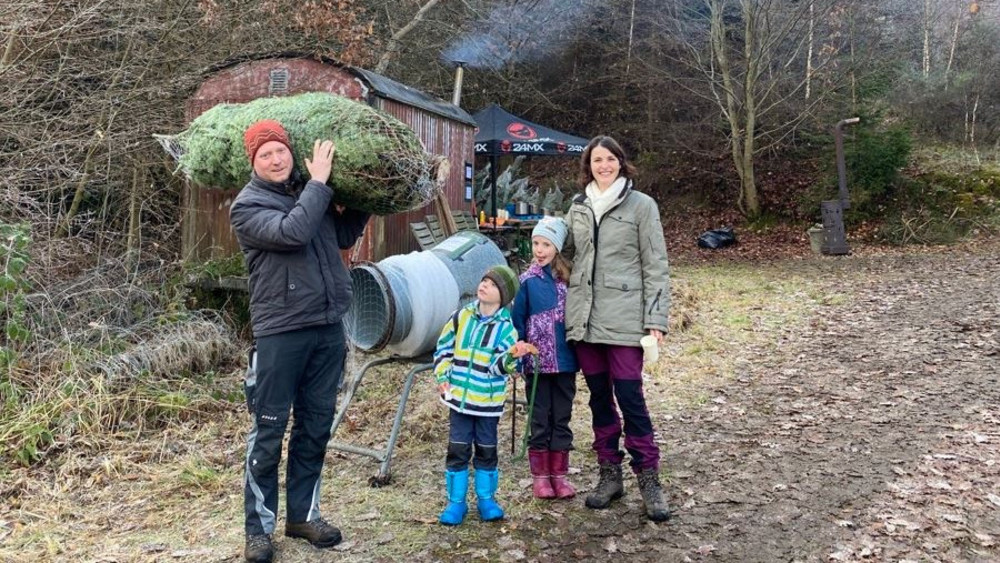 Familie Henss aus Bicken hat den Weihnachtsbaum schon - selber geschlagen im Wald.