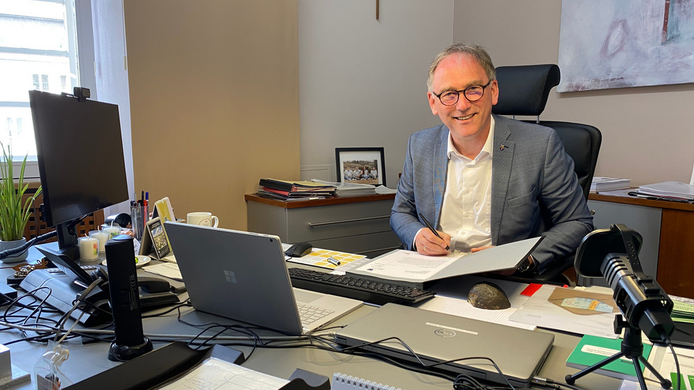 Köberle hinter seinem Schreibtisch