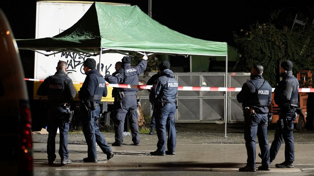 Ein 38-Jähriger ist am Montagabend im Frankfurter Stadtteil Praunheim auf offener Straße erschossen worden. Spurensicherung und Kriminalpolizei waren vor Ort.
