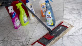 Einbrecher räumt auf, wischt den Boden und klaut nichts