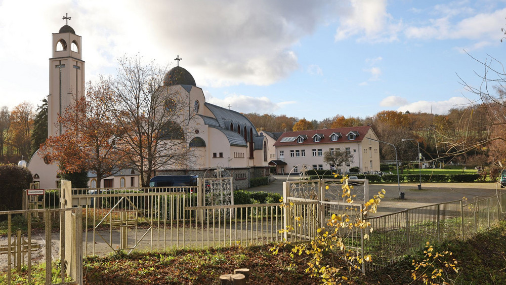Baby vor Kloster im  hessischen Waldsolms gefunden