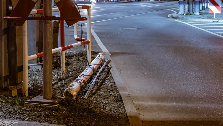 An Bahnübergang in Frankfurt-Nied: Auto steckt auf Gleisen