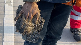 Klimaaktivist letzte Generation: Hand in Mainz aus Straße geschnitten