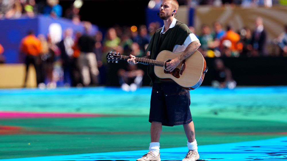 Die Schuhe, die Justin Bieber bei der Halbzeitshow des WM-Finals trug sind jetzt versteigert worden.