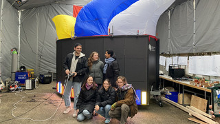 Interaktiver Umzugswagen reagiert auf Feiernde an Rosenmontag in Mainz