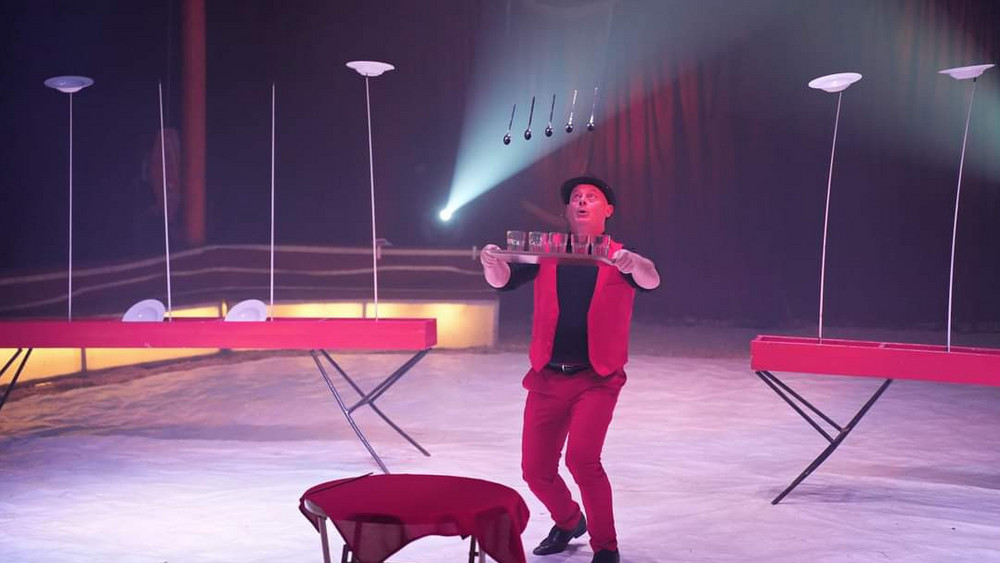 Die Profis des "Dream of Circus" studieren mit den jungen Teilnehmerinnen und Teilnehmern verschiedene Nummern ein. 