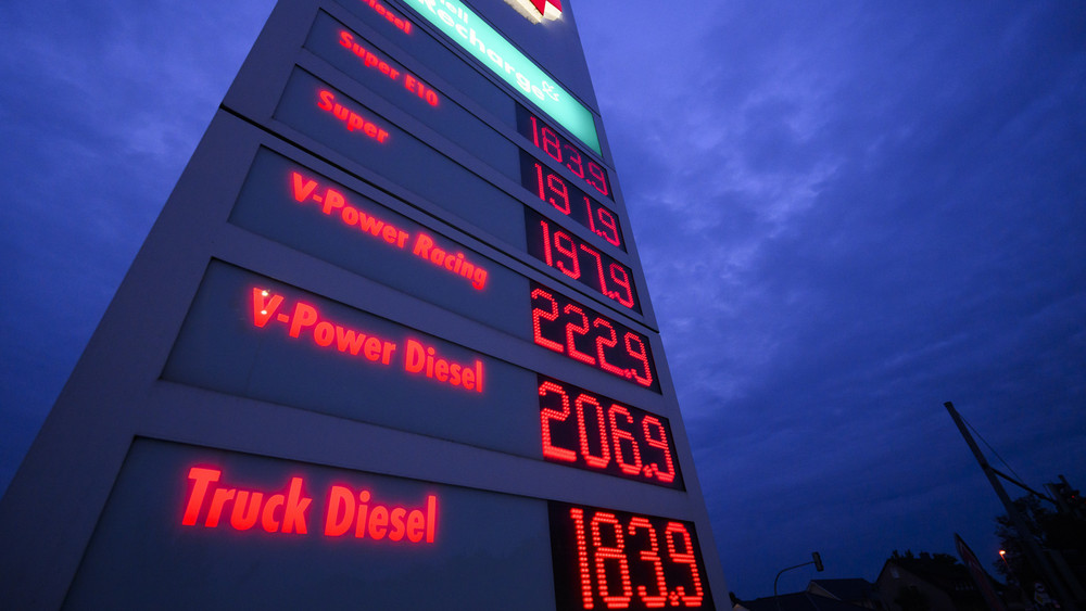 Spritpreise leuchten auf der Anzeigetafel einer Tankstelle in der Region. Die Inflationsrate ist zuletzt erneut nur leicht zurückgegangen - was auch an den weiter hohen Energiepreisen liegt.