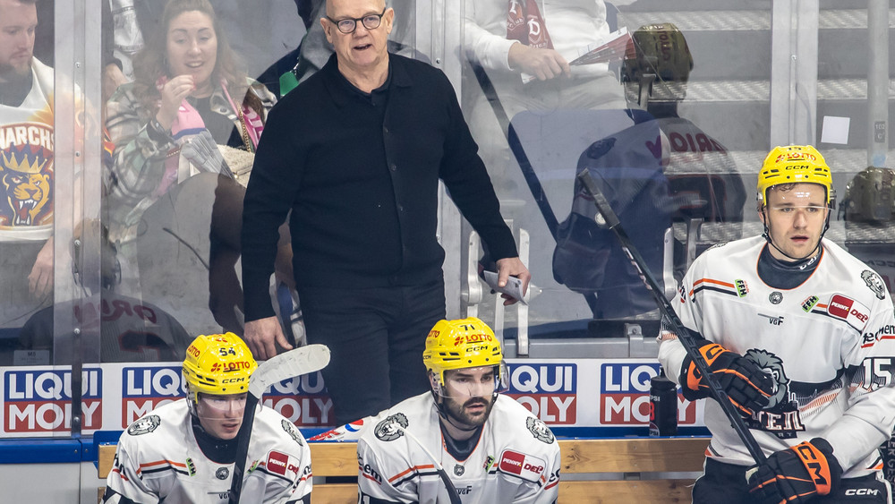 Die Löwen Frankfurt und Trainer Tom Rowe müssen um die Pre-Playoffs zittern (Archivbild).