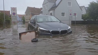 Hüfthoch in den Fluten - Feuerwehr: Schutz von Leib und Leben hat Prämisse